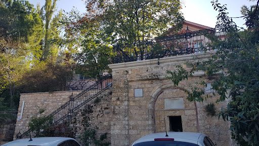 نافورة تاريخية تذكارية