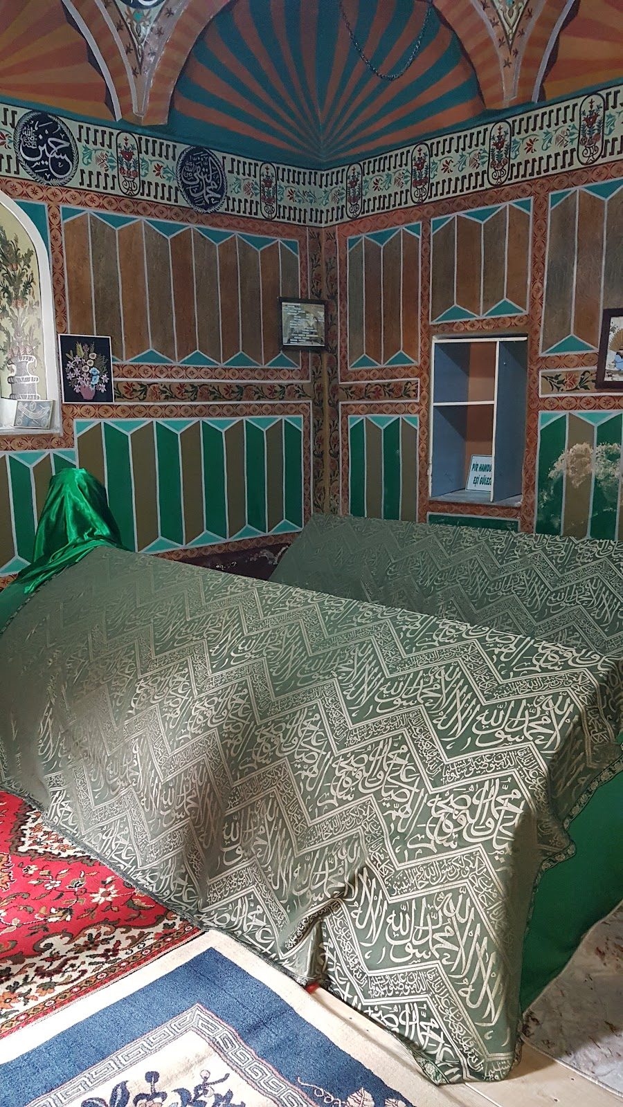Hamdullah Efendi Türbesi Ve Cem Evi
