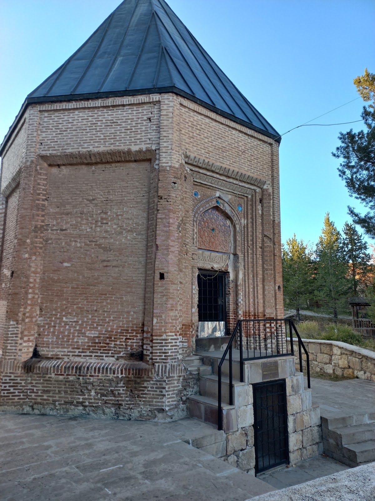 Melik Gazi Türbesi
