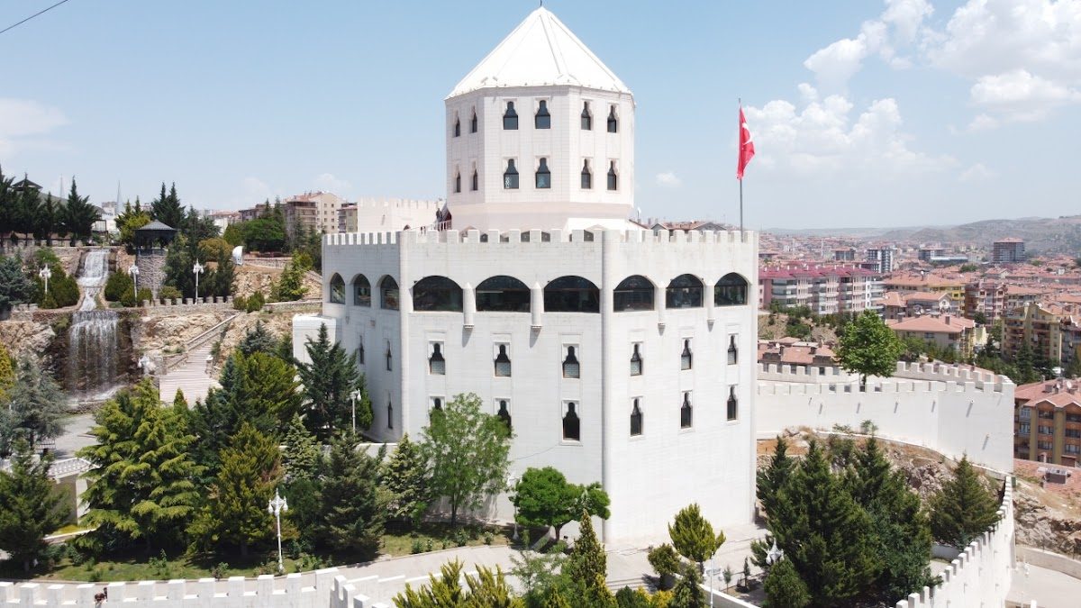 Keçiören Estergon Kalesi (tematik yapı)