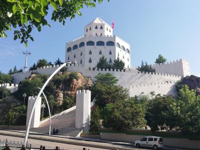قلعة إسترغون في كچيورَن (مجمع موضوعي)
