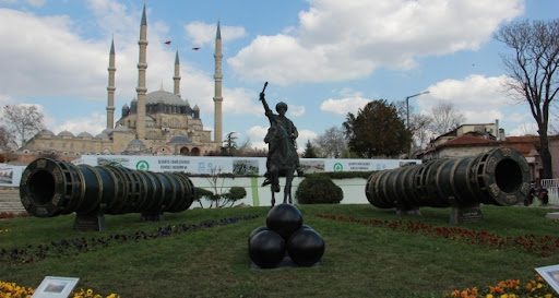 Sultan Mehmed the Conqueror and Şahi Cannon Statue - 3