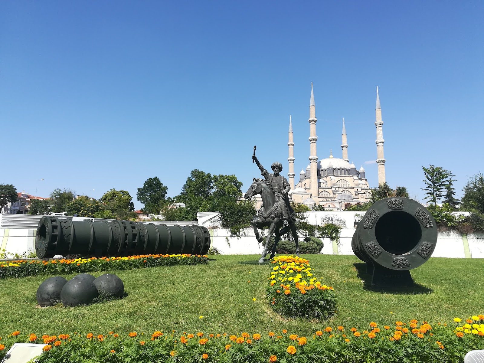 Sultan Mehmed the Conqueror and Şahi Cannon Statue - 4