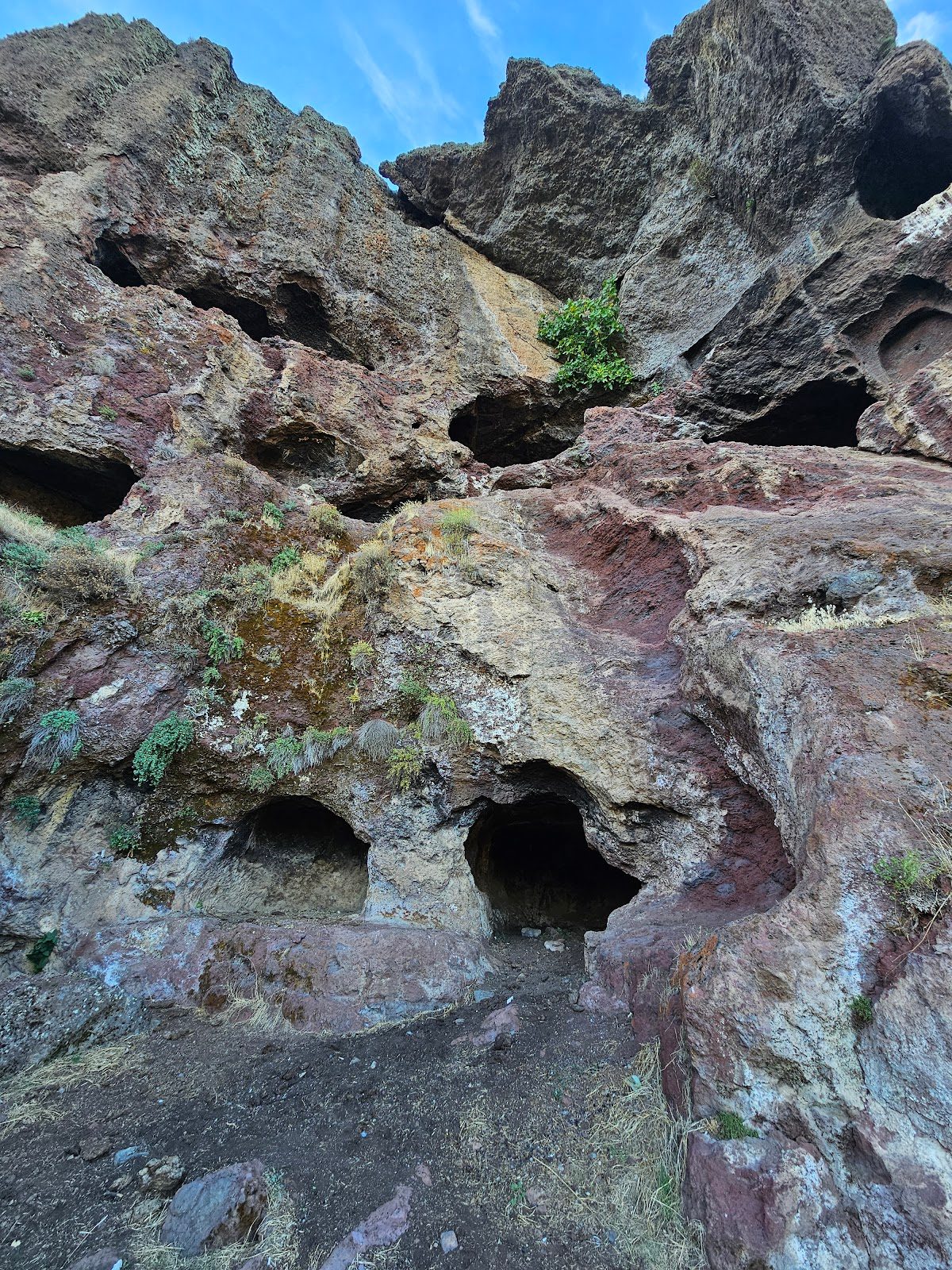 Zağ Caves