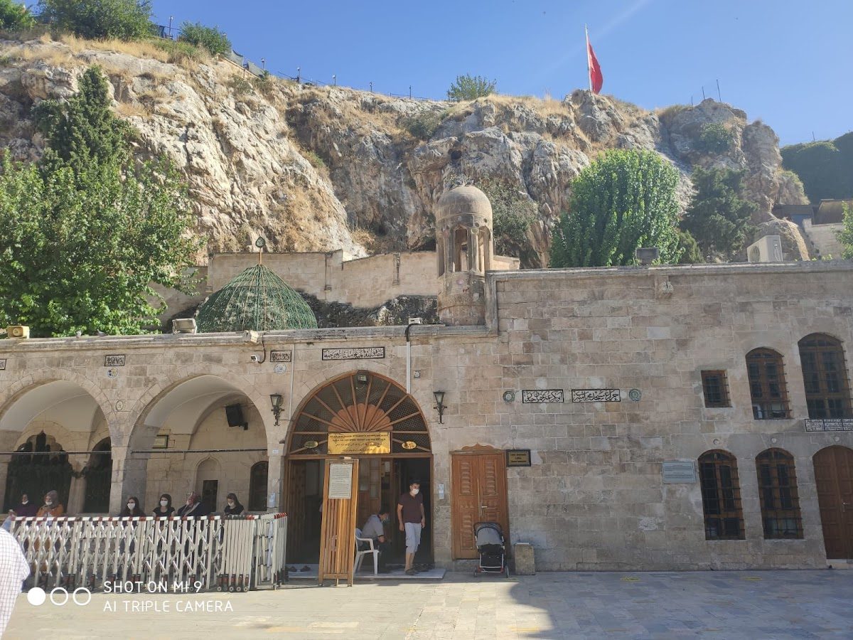 Mevlid-i Halil Cami ve Mağarası