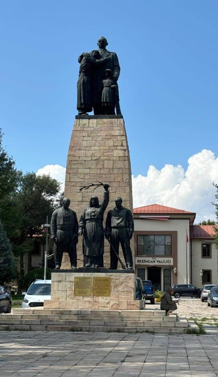 İsmet İnönü Statue