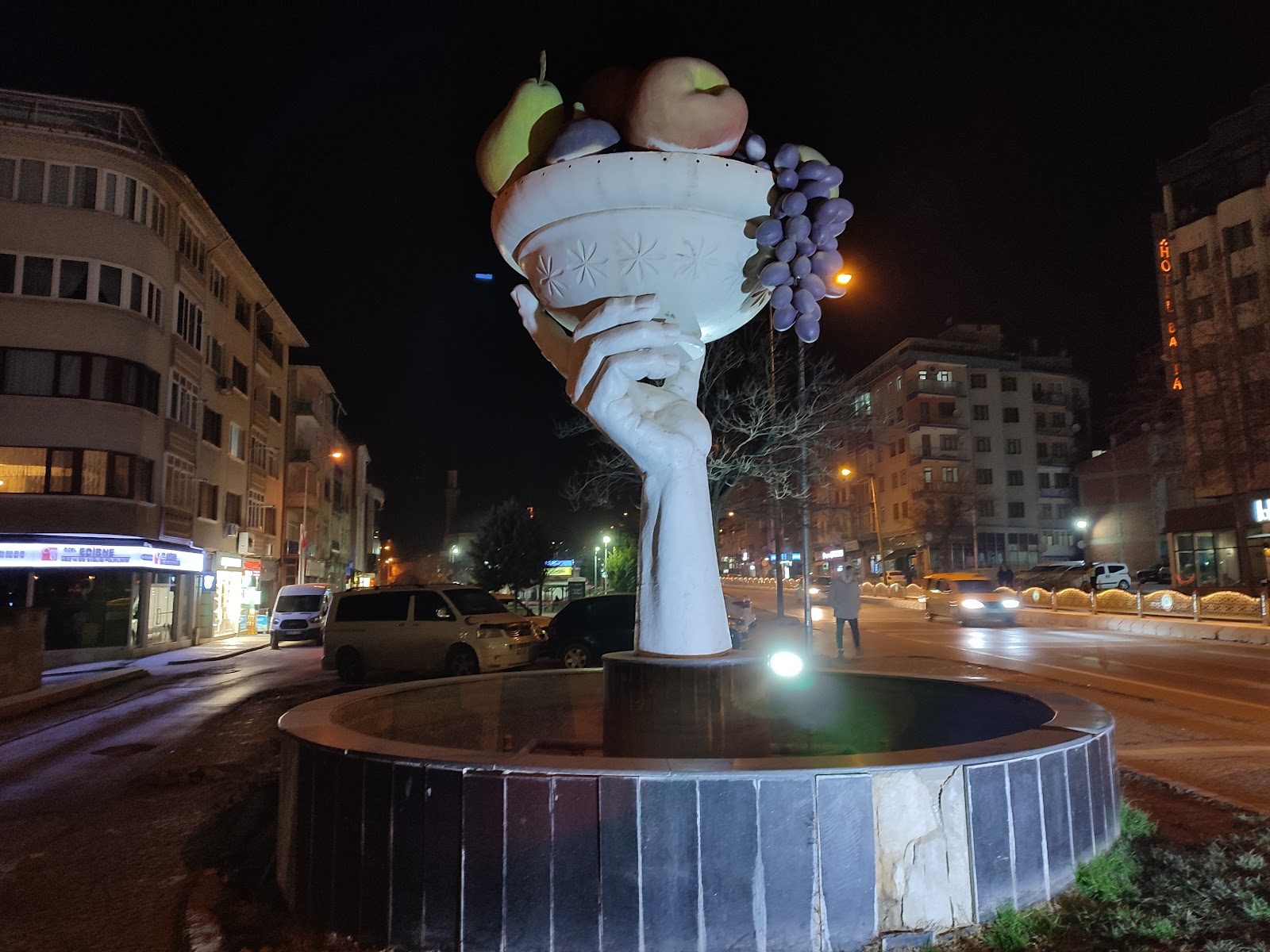 تمثال طبق الفاكهة