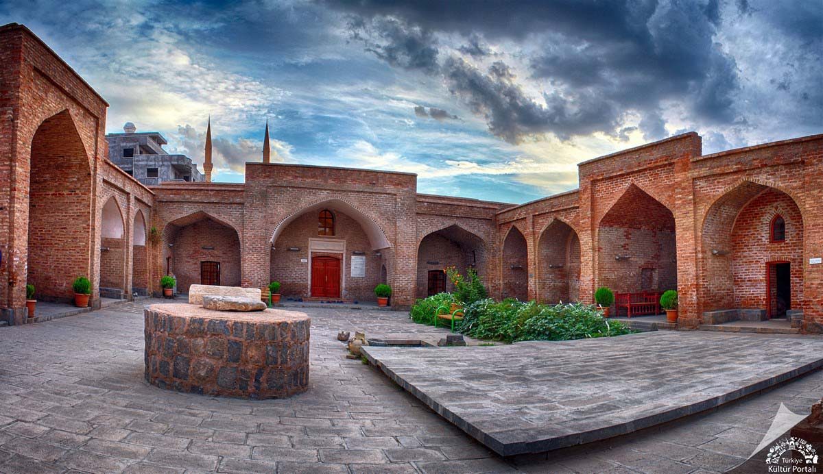 المدرسة الحمراء