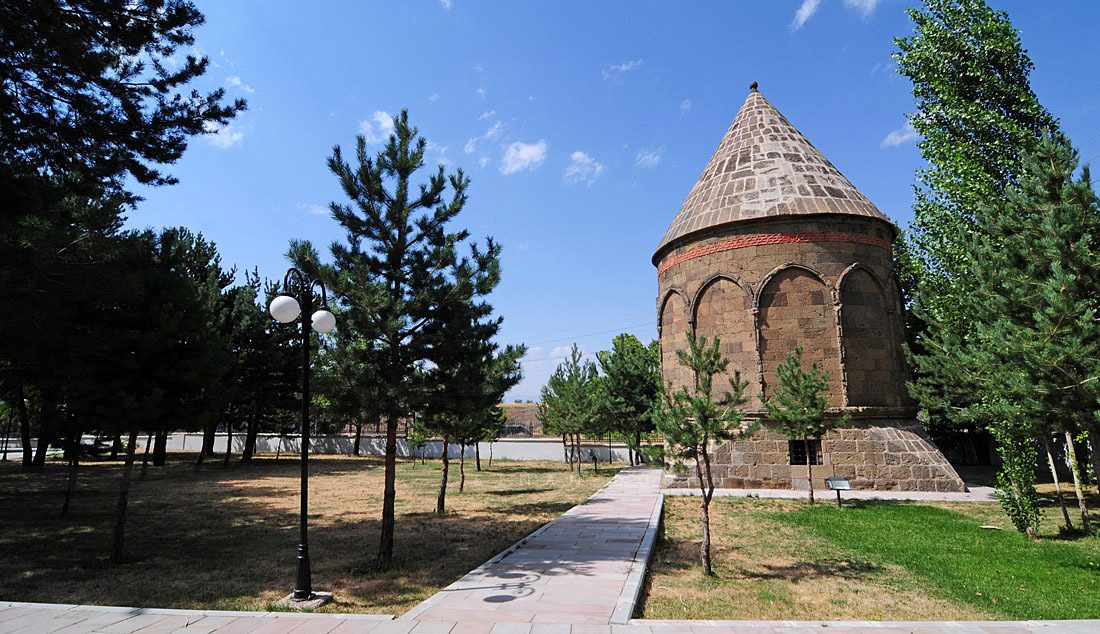 Gümüşlü Kümbet