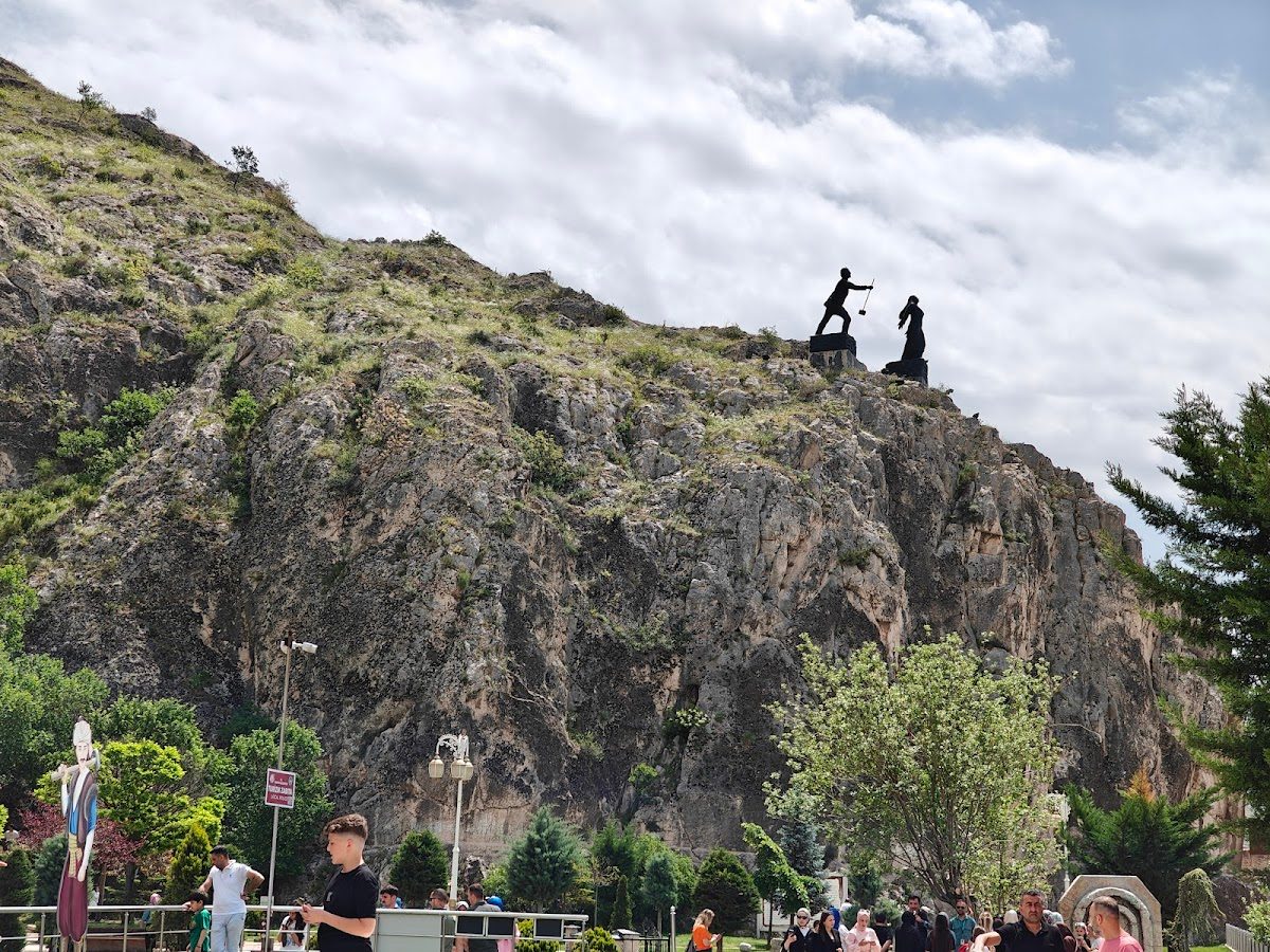Ferhat and Şirin Statue on the Promenade - 3