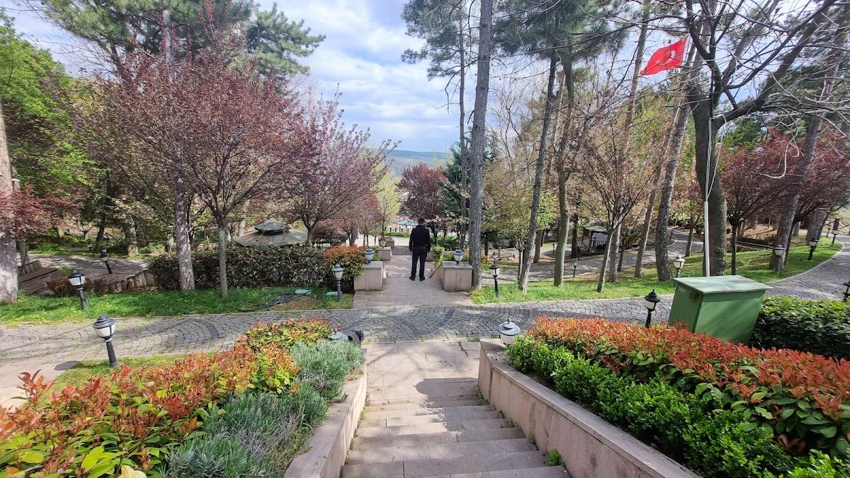 Emir Karatekin Bey Türbesi