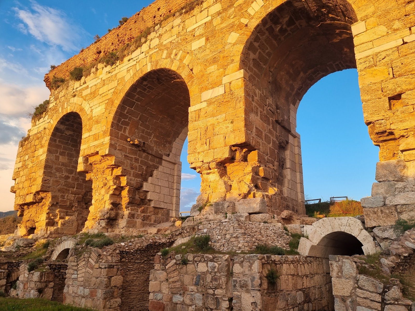 مدينة تراليس الأثرية